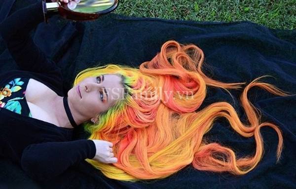 Chiêm ngưỡng suối tóc sắc cầu vồng đẹp như mơ của Thiếu Nữ Úc